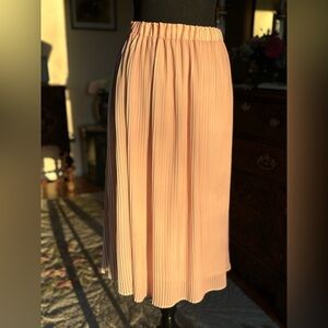 Adiva Pleated Midi Skirt in Soft Peach